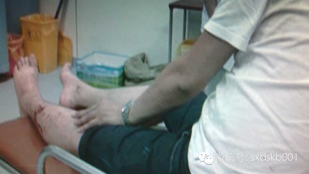 载37人大巴为避摩托与货车相撞