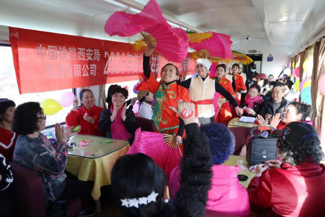 开往山野的年味列车开启“铁旅融合+年货采购”出行新体验 